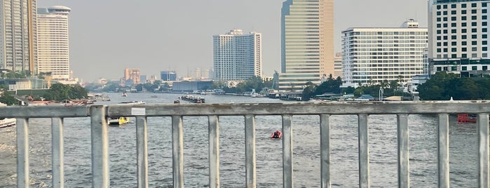 King Taksin Bridge is one of Lugares favoritos de Robert.