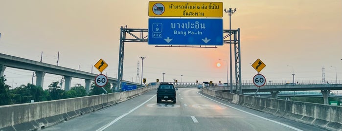 Thap Chang Interchange is one of ถนนกาญจนาภิเษก (Kanchanaphisek Road).