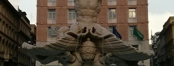 Fontana del Tritone is one of l'amore [a Roma] dice ciao.