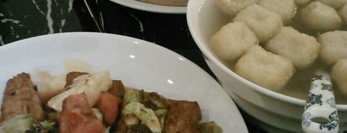 Bund Shanghai Restaurant is one of Lent and Meatless Fridays nom nom.