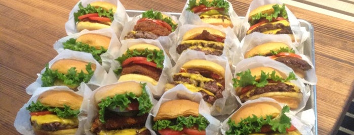 Shake Shack is one of Kaylinaさんのお気に入りスポット.