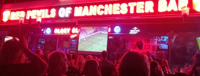 Red Devils Of Manchester Bar is one of Tempat yang Disukai Zafer.