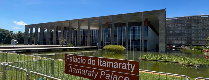 Palácio Itamaraty is one of สถานที่ที่ Carla ถูกใจ.