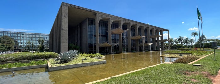 Palácio da Justiça is one of Orte, die Roberto gefallen.