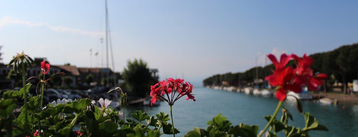 Porto di Peschiera del Garda is one of สถานที่ที่ Amit ถูกใจ.