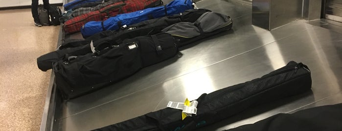 Ski and Odd Size Luggage Claim is one of Orte, die Jesse gefallen.