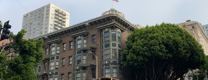 Cable Car Stop Bush & Powell is one of Tempat yang Disukai Eve.