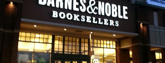 Barnes & Noble is one of Locais curtidos por eric.