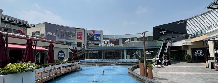Bailian Outlets Plaza is one of Места.