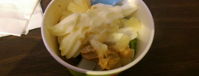 MoYo's Frozen Yogurt is one of Lugares guardados de Lisa.
