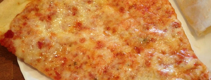 Amore Pizza is one of Tempat yang Disimpan Glenda.