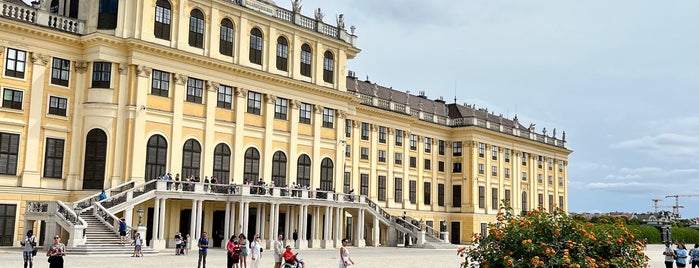 Schloss Schönbrunn is one of Orte, die Bogdan gefallen.