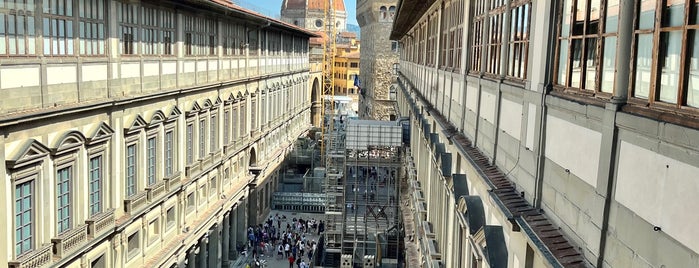 Galleria degli Uffizi is one of Tempat yang Disukai Bogdan.