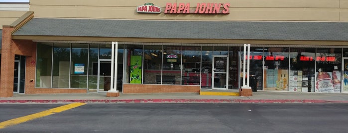 Papa John's Pizza is one of Tempat yang Disukai Chester.