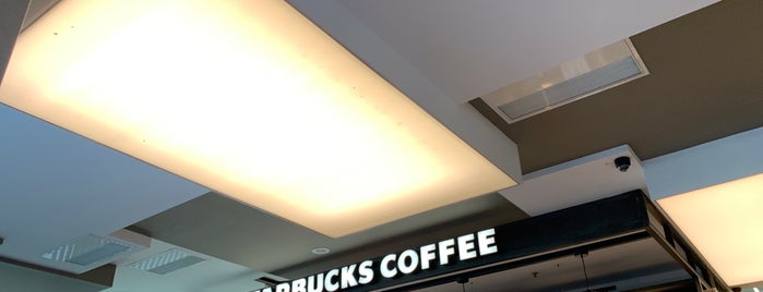 Starbucks is one of Tempat yang Disukai Mahmut Enes.