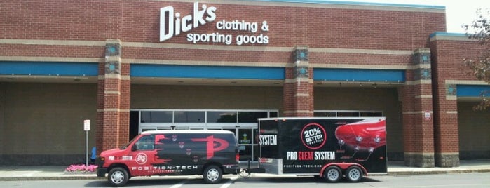Dick's Sporting Goods is one of Orte, die Andy gefallen.