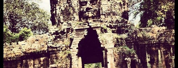 Angkor Thom (អង្គរធំ) is one of South East Asia Travel List.