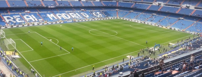 Estadio Santiago Bernabéu is one of Tempat yang Disukai Sabri.