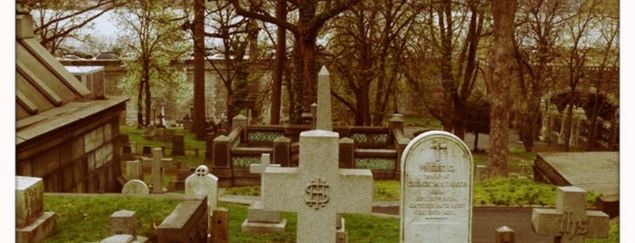 Trinity Church Cemetery & Mausoleum is one of สถานที่ที่บันทึกไว้ของ Stephanie.