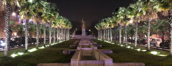 Place Édouard Renard is one of Plus beaux sites à visiter à PARIS.