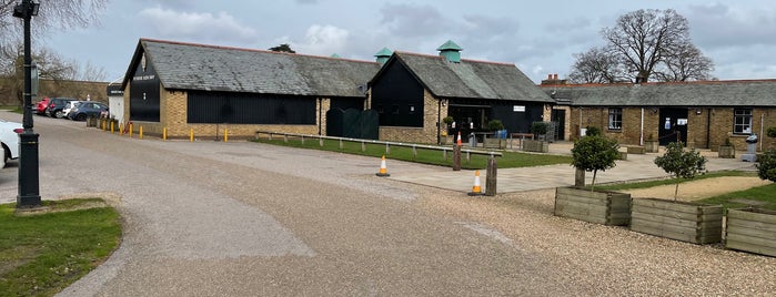 Windsor Farm Shop is one of สถานที่ที่ Carl ถูกใจ.