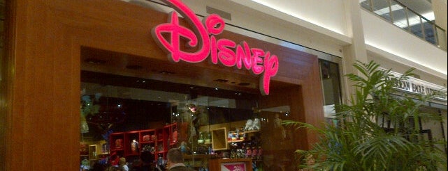 Disney Store is one of สถานที่ที่ Jake ถูกใจ.
