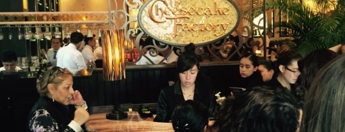 The Cheesecake Factory is one of Lugares favoritos de Isabel.