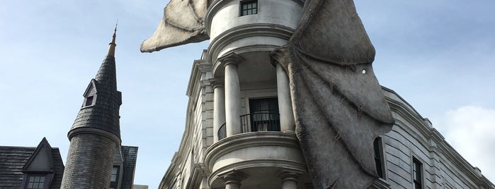 Harry Potter and the Escape from Gringotts is one of สถานที่ที่ Tim ถูกใจ.