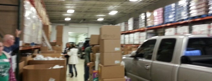 Midwest Food Bank is one of Lugares favoritos de Rew.