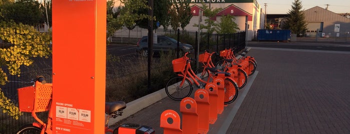 Biketown - SE 2nd Pl at Tilikum Way is one of Orte, die Stephen gefallen.