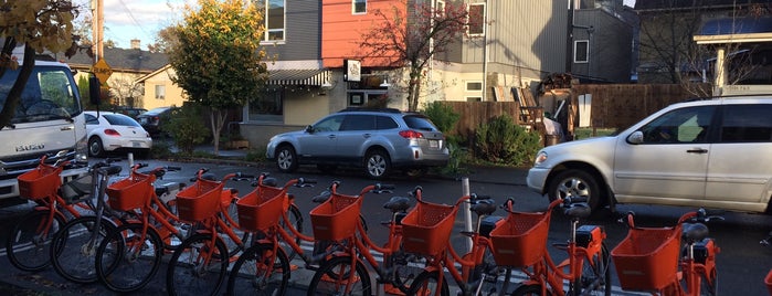 Biketown - SE Clinton at 21st is one of Locais curtidos por Stephen.