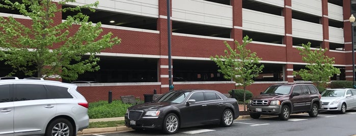 Washington Navy Yard Parking Garage is one of John : понравившиеся места.