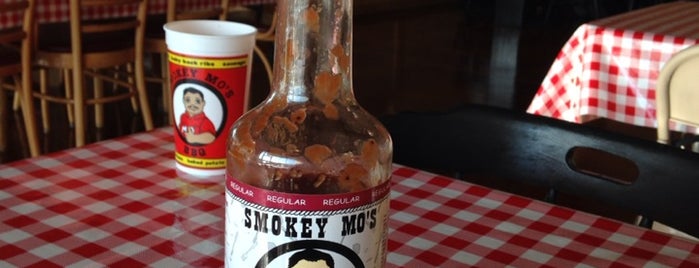 Smokey Mo's BBQ is one of Locais curtidos por Mark.