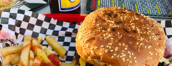 Pit's Burger 2 is one of สถานที่ที่บันทึกไว้ของ Karen 🌻🐌🧡.