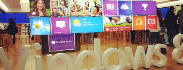 Microsoft Store is one of สถานที่ที่ Tammy ถูกใจ.