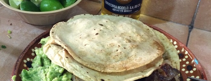 Taquería La Rueda is one of Carlosさんのお気に入りスポット.