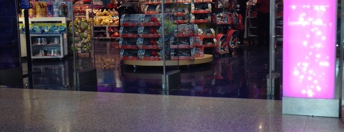 Disney Store is one of Tempat yang Disukai Viridian 🌈.