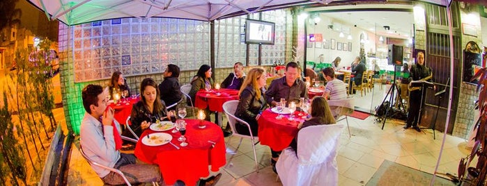 New Holiday Café & Bistrô is one of RESTAURANTES.