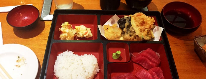 Oshin Japanese Restaurant is one of สถานที่ที่ Harry ถูกใจ.