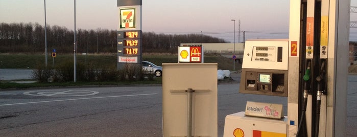 Shell 7-Eleven is one of Lieux qui ont plu à Rickard.