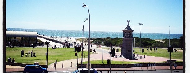 Semaphore Beach is one of Adelaide 吃拉撒.