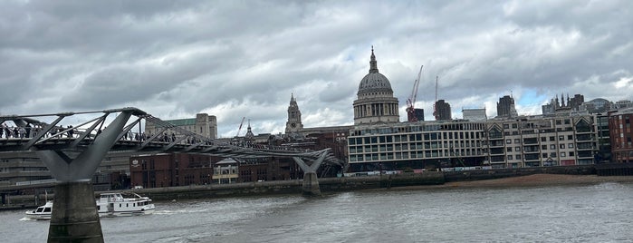 Millennium Bridge is one of Locais curtidos por Chris.