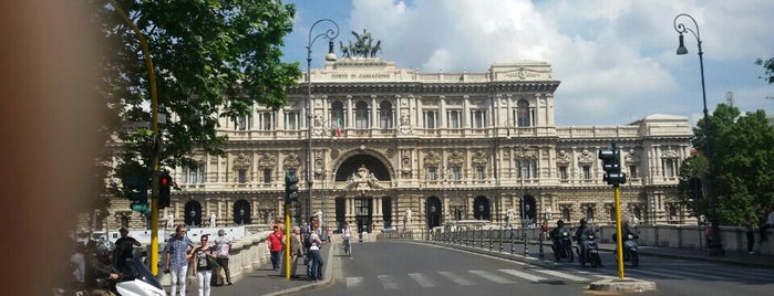 Piazza Dei Tribunali is one of Lugares favoritos de Milena.