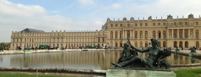 Palacio de Versalles is one of wher to go in PARIS.