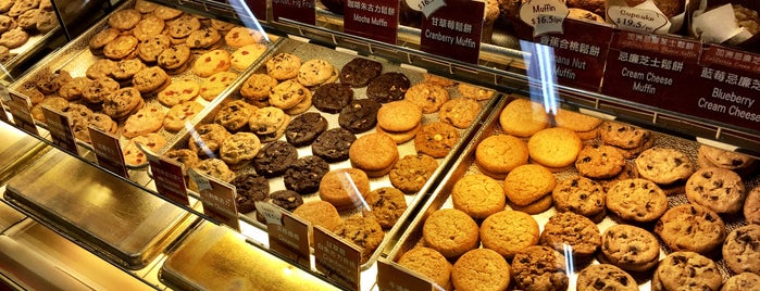 Mrs. Field's Cookies is one of สถานที่ที่ Shank ถูกใจ.