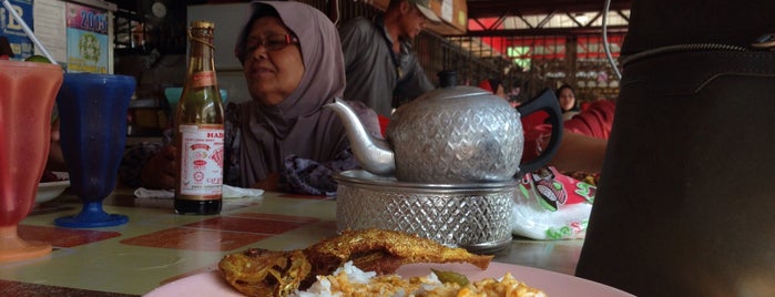 Gerai Makan Taman Pendamar Indah is one of Makan @ Shah Alam/Klang #7.