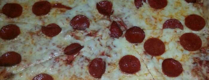 Ray's New York Pizza is one of The 7 Best Places for Pink Lemonade in Norfolk.