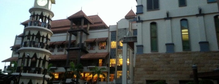 Pullman Putrajaya Lakeside is one of 5-Star Hotels in Malaysia.