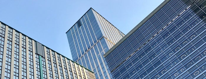 Marunouchi Central Building is one of Lugares favoritos de Minami.