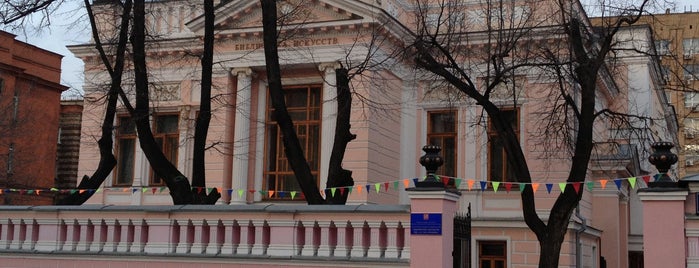 Библиотека искусств им. А. П. Боголюбова is one of bibliotheque.
